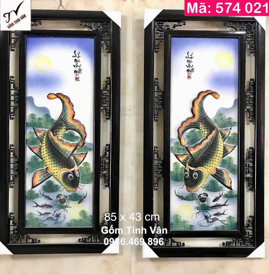 Tranh cá chép trông trăng, mã 574021, cao 85?x rộng 43 cm, hoa văn đắp nổi 3D, cá chép men màu, tranh lý ngư vọng nguyệt, gốm bát tràng cao cấp