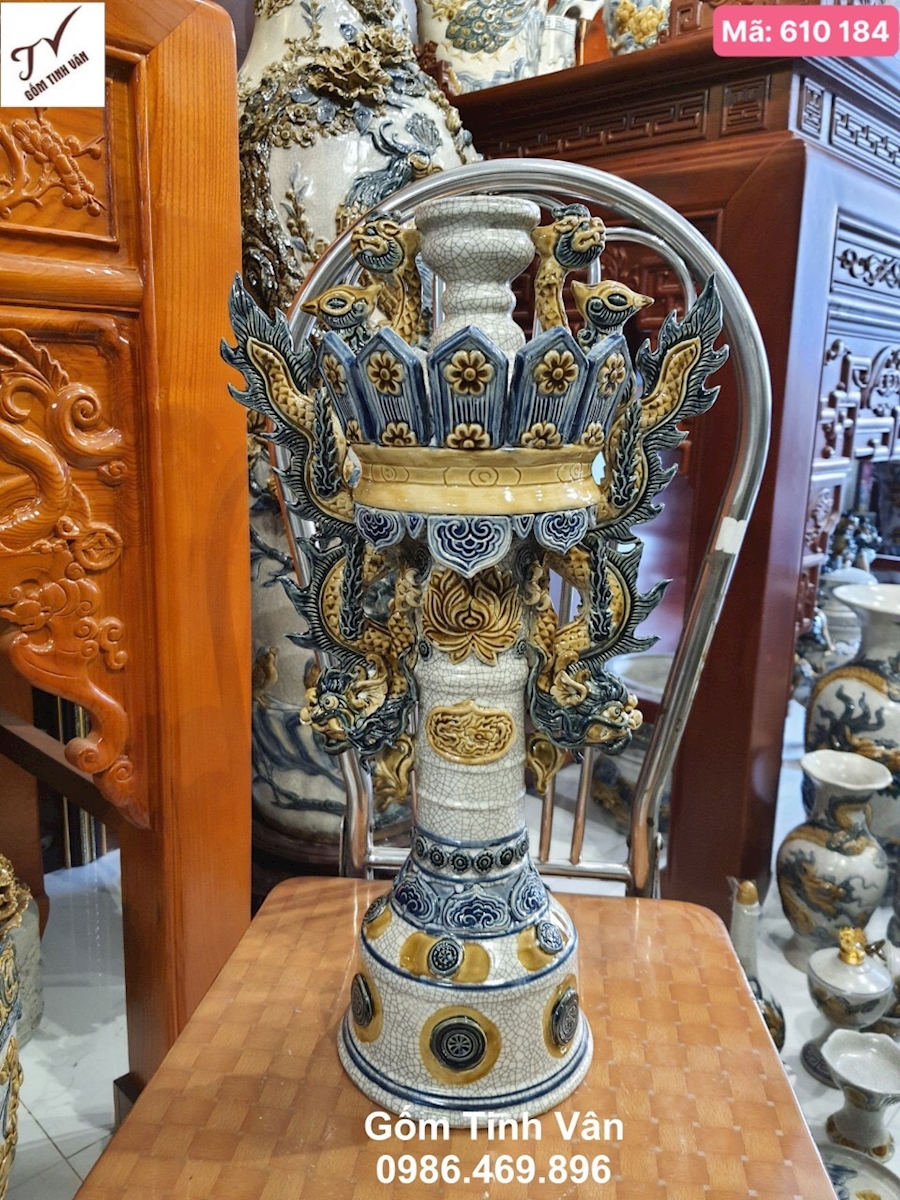 1 Chiếc chân nến, chân đèn cầy, kiểu cổ, mã 610184, cao 42 cm, men rạn cổ, hoa văn chạm khắc nổi rồng phượng tinh xảo, nghê nhân chế tác, sản phẩm độc đáo, đẹp và sang trọng, trưng bày ban thờ gia tiên, ban thờ phật, gốm sứ bát tràng tinh vân