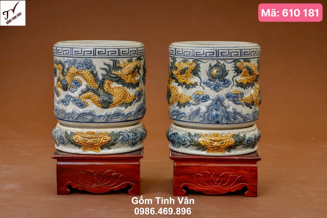 Bát nhang rồng chầu mặt nguyệt, mã 610181, kèm theo chân đế gốm sứ chạm trổ đầu hổ phù, chân đế vuông gỗ hương, men rạn cổ, hoa văn đắp nổi 3D, đường kính 12-14-16-18-20-22-25-28-30-35-40-45-50 cm, giá báo bát nhang 14 cm, gốm sứ bát tràng tinh vân