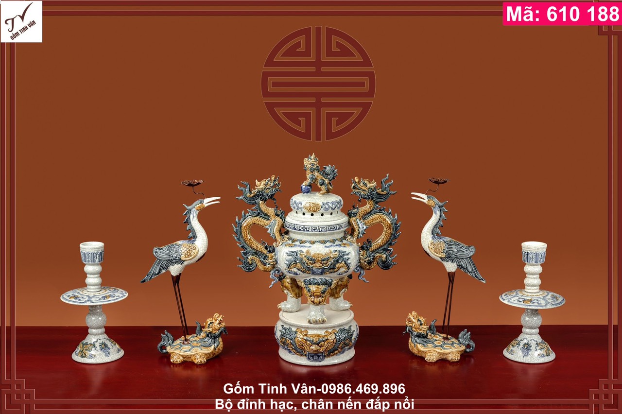 Bộ đỉnh hạc chân đồng, men rạn cổ, hoa văn đắp nổi 3D cao cấp, mã 610188, bộ ngũ sự, hạc cưỡi rùa, đỉnh rồng và kỳ lân đắp nổi, kèm theo đôi chân đèn cày cao 30, hạc cao 45, đỉnh và chân đế cao 55 cm,  đồ thờ cúng, gốm sứ bát tràng tinh vân