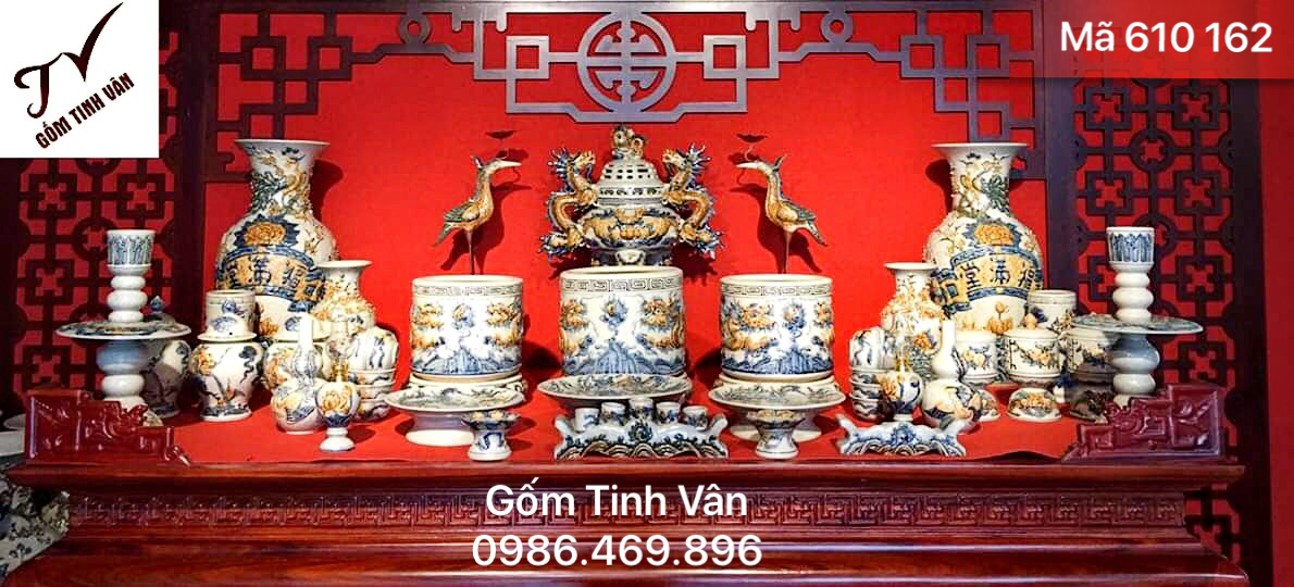 Bộ đồ thờ cúng ban gia tiên, mã 610162, men rạn cổ hoa văn đắp nổi, đỉnh hạc, bát nhang, bình bông, đĩa trái cây, ly nước..., gốm sứ bát tràng tinh vân