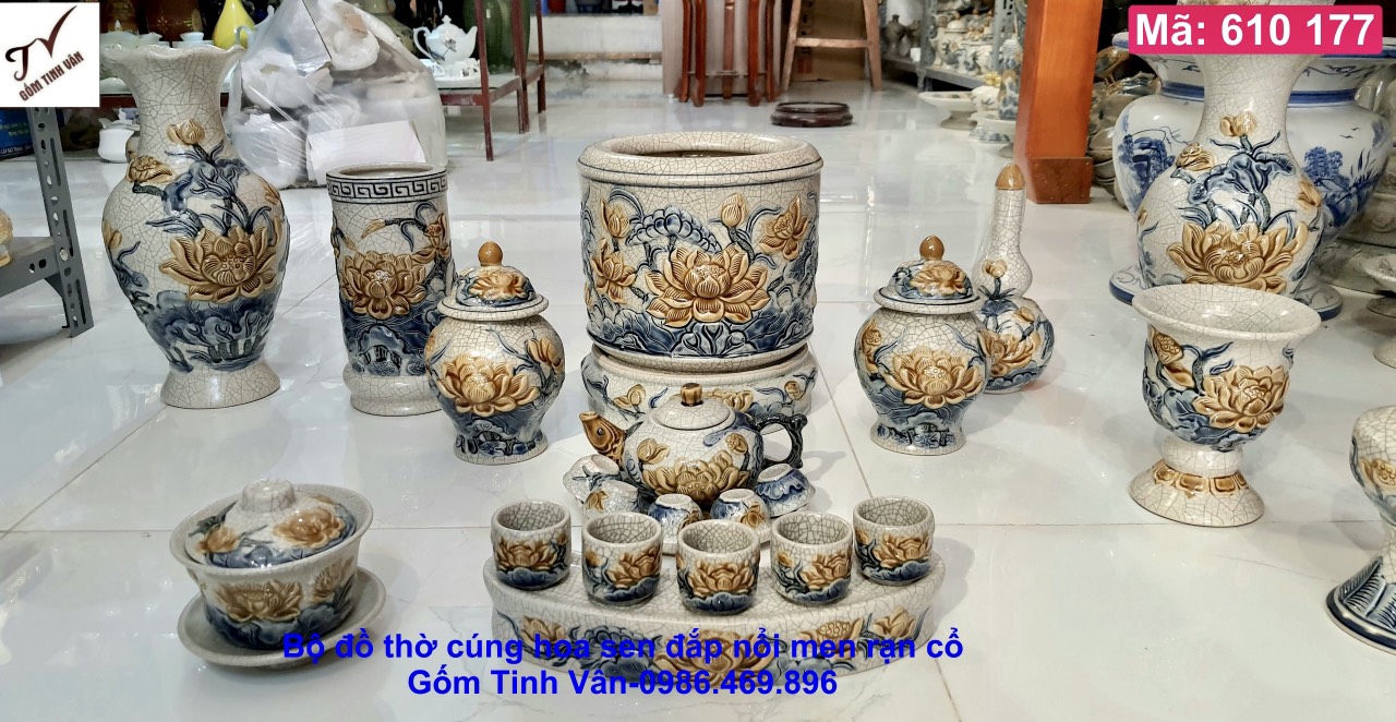 Bộ đồ thờ cúng đầy đủ, mã 610177, hoa sen đắp nổi 3D, men rạn cổ, ban thờ phật hoặc ban gia tiên, hoa sen thanh thoát, nhẹ nhàng, bình an, may mắn, bát hương, bộ kỷ 5 ly, hũ muối gạo nước, bình bông, ống nhang..., gốm sứ bát tràng tinh vân
