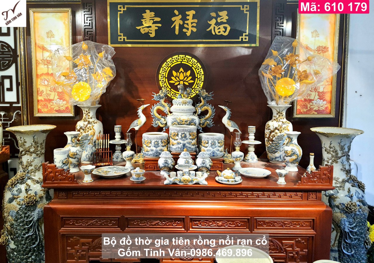 Bộ đồ thờ cúng đầy đủ, mã 610179, ban thờ gia tiên, ban thờ thần linh, men rạn cổ hoa văn rồng và chim công đắp nổi 3D, theo đúng chuẩn phong thủy, bộ đỉnh hạc, lọ lục bình, bát nhang, chân nến, kỷ 5 chén..., gốm sứ bát tràng tinh vân