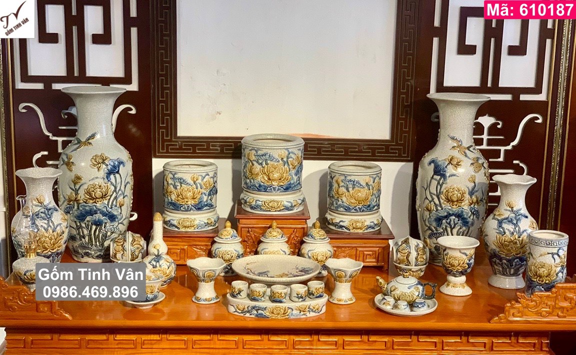 Bộ đồ thờ cúng trên ban thờ phật, mã 610187, hoa sen đắp nổi 3D, men rạn cổ, bát nhang, chân đế, bình bông, bộ trà mini, bộ 5 ly nước cúng, hũ muối gạo nước, đèn dầu, hồ lô rượu, chân đèn cầy, gốm sứ bát tràng tinh vân