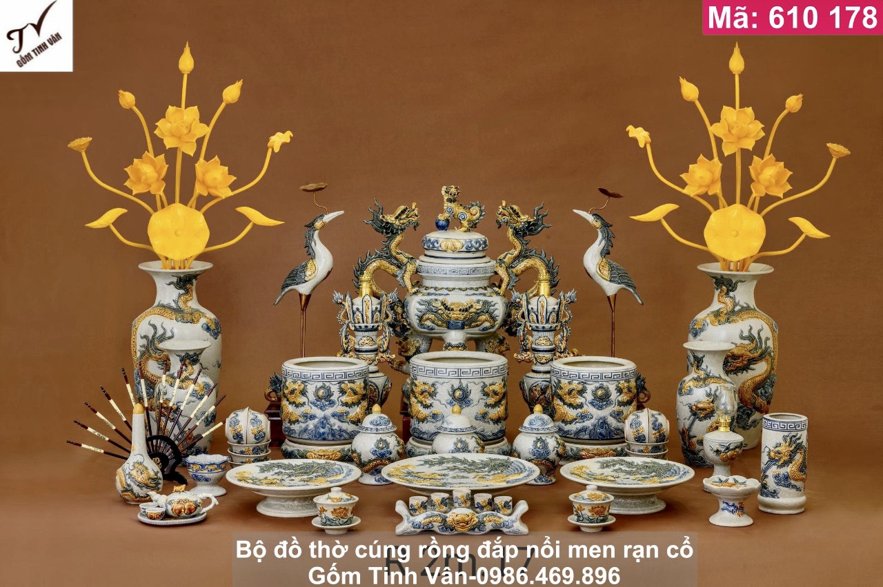 Bộ thờ cúng đầy đủ bộ đỉnh hạc chân đèn ngũ sự, mã 610178, men rạn cổ hoa văn rồng đắp nổi 3D, lục bình cắm sen gỗ, 3 bát nhang, hũ muối gạo nước, đĩa trái cây..., gốm sứ bát tràng cao cấp