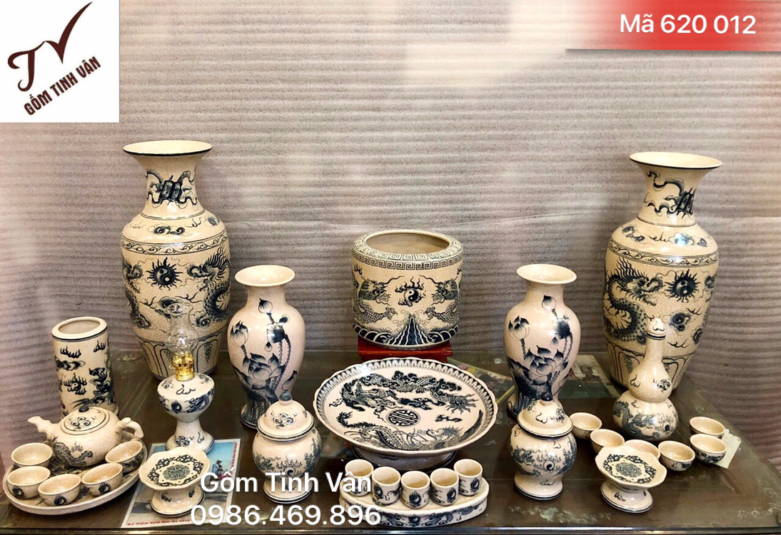 Trọn bộ đồ thờ đầy đủ, mã 620012, men rạn cổ, hoa văn vẽ trơn, rồng chầu mặt nguyệt, hoa sen, gồm bát nhang, ly nước, đĩa trái cây, đèn dầu, bình bông..., gốm bát tràng, tinh vân