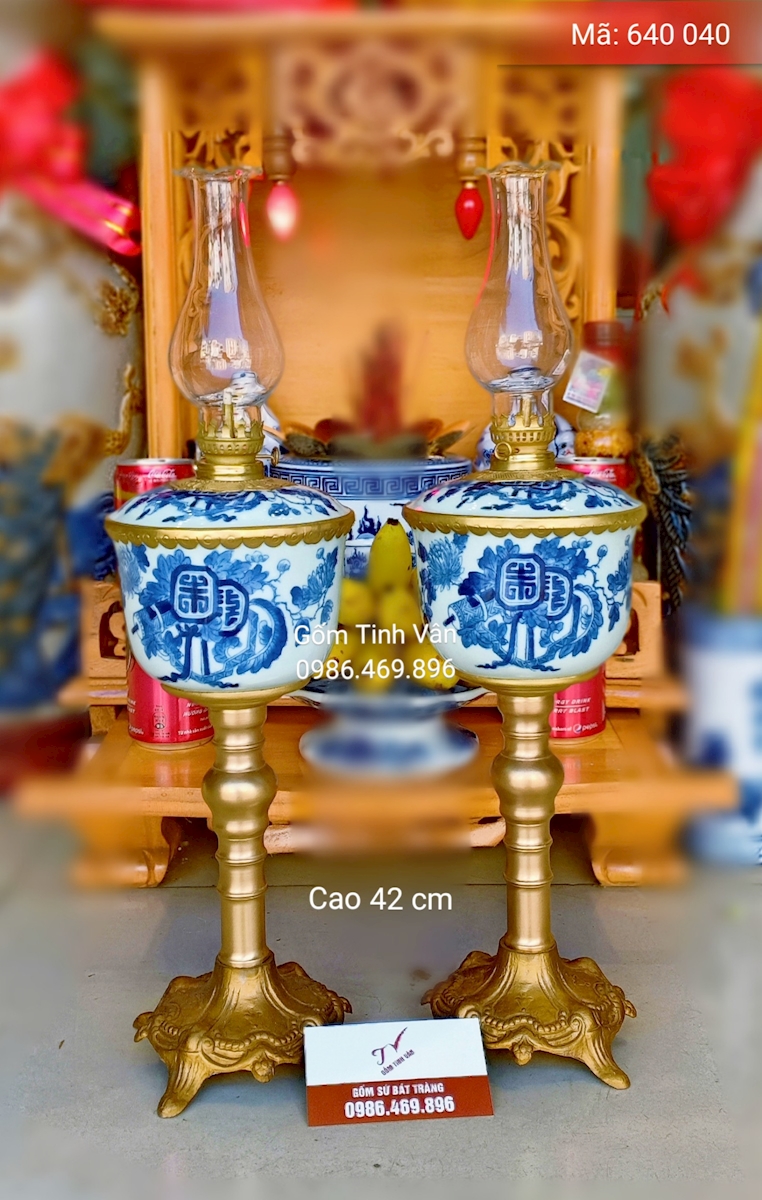 Đèn dầu chân đồng, mã 640040, cao 42 cm, men trắng xanh lam, vẽ tay đào thọ, gốm bát tràng, tinh vân