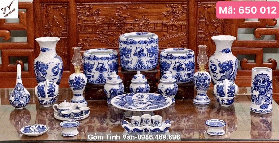 Bộ đồ thờ cúng men xanh lam, mã 650012, hoa văn rồng phượng đắp nổi 3D tinh xảo, vẽ sắc nét, bộ gồm đèn dầu, ống nhang, bát nhang 12-14-12 cm, nậm rượu, chóe muối gạo nước, kỷ ngai 3 chén, bình bông, đĩa trái cây, chén cơm cúng gốm sứ bát tràng tinh vân