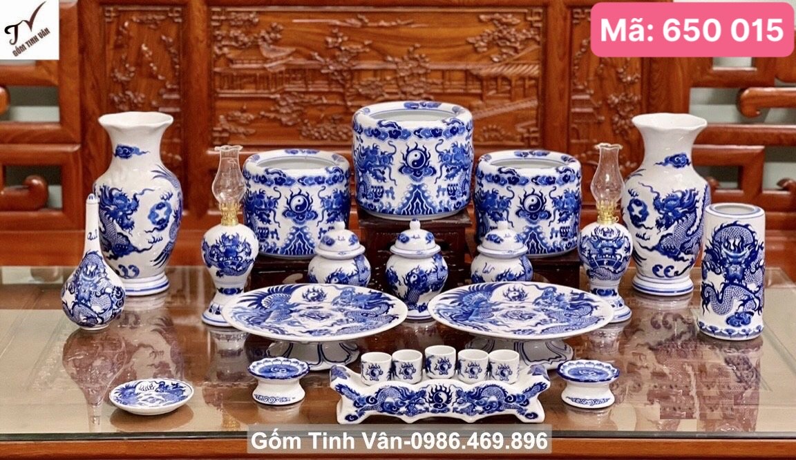 Bộ đồ thờ cúng men xanh lam, mã 650015, hoa văn rồng phượng đắp nổi 3D tinh xảo, vẽ sắc nét, bộ gồm đèn dầu, ống nhang, 3 bát nhang 12-14-12 cm, nậm rượu, chóe muối gạo nước, kỷ ngai 5 ly,2 bình bông, 2 đĩa trái cây, chén cơm cúng gốm sứ bát tràng tinh vân