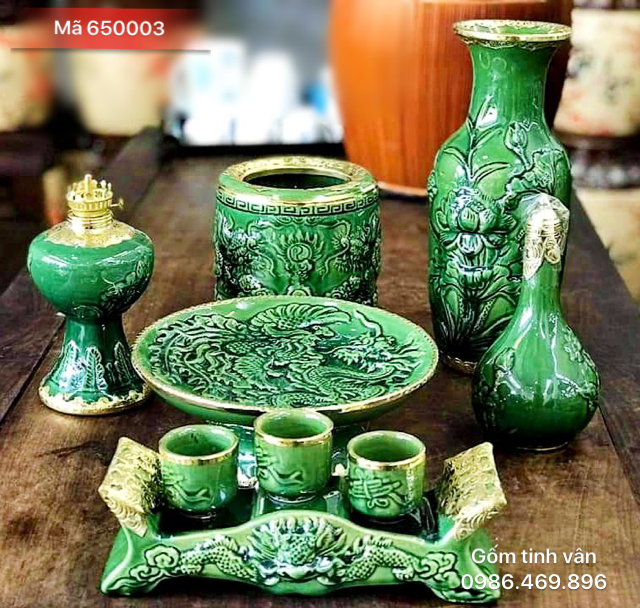 Bộ đồ thờ cúng, mã 650003, ban thần tài địa, men xanh ngọc lục bảo, rồng và hoa sen đắp nổi, bọc viền đồng, gốm bát tràng, tinh vân