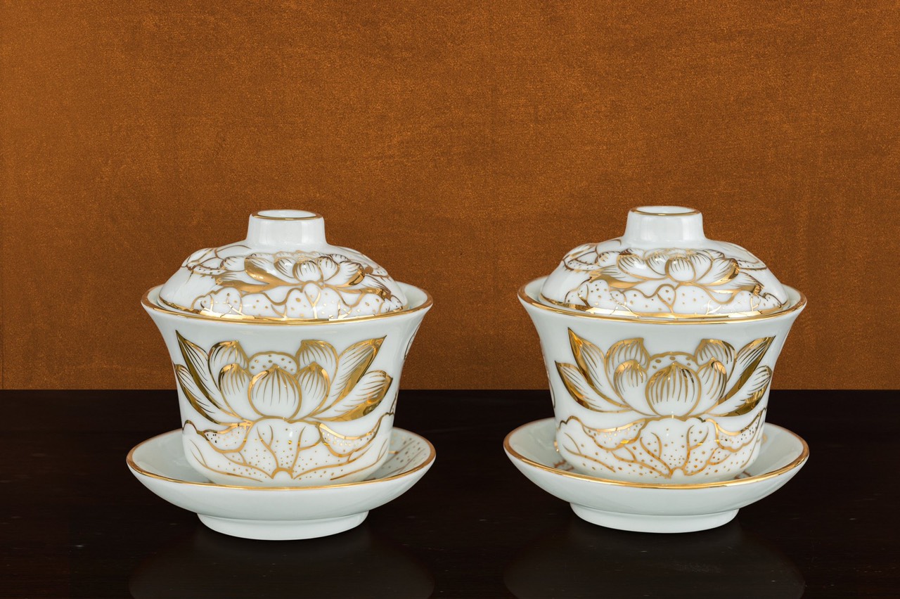 1 Bát nắp, hũ nước có nắp, bát sâm, mã 660067, hoa sen nổi, men trắng, vẽ vàng 24k, đồ thờ cúng, bát tràng