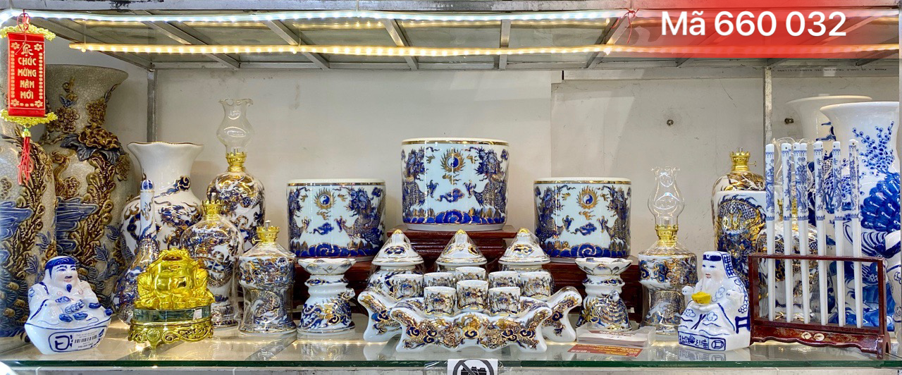 Bộ đồ thờ cúng ban gia tiên đầy đủ, vẽ vàng 24 k sang trọng, đẳng cấp, phụ kiện đắp nổi 3D, hoa văn xanh lam truyền thống, hợp phong thuỷ, gốm bát tràng tinh vân cao cấp