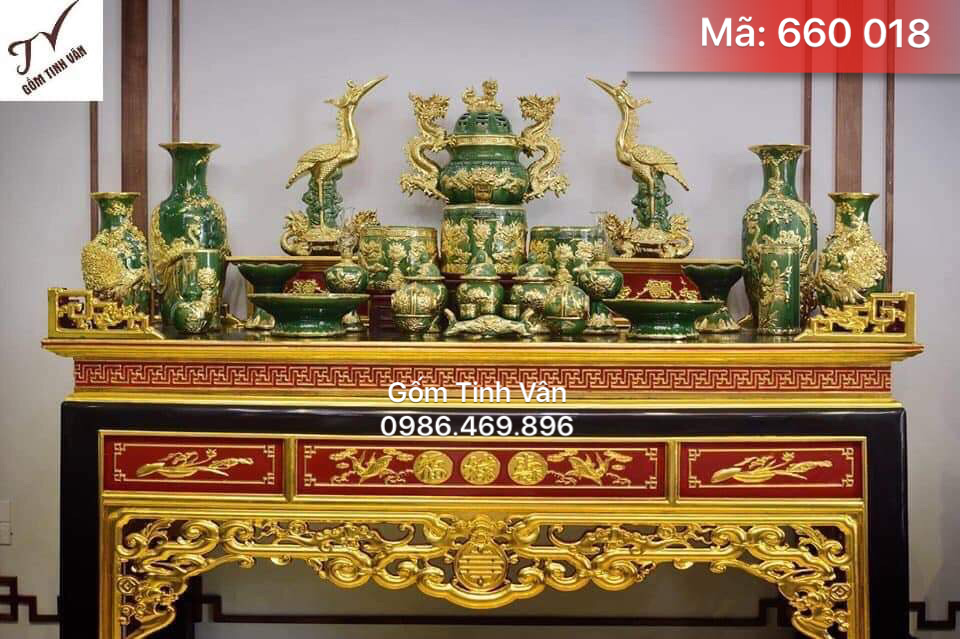Bộ đồ thờ cúng gia tiên đầy đủ,  mã 660018, rât vàng, chạm trổ tỉ mỉ, hoa văn đắp nổi, men ngọc lục bảo, chế tác từ nghệ nhân làng gốm bát tràng, gốm tinh vân