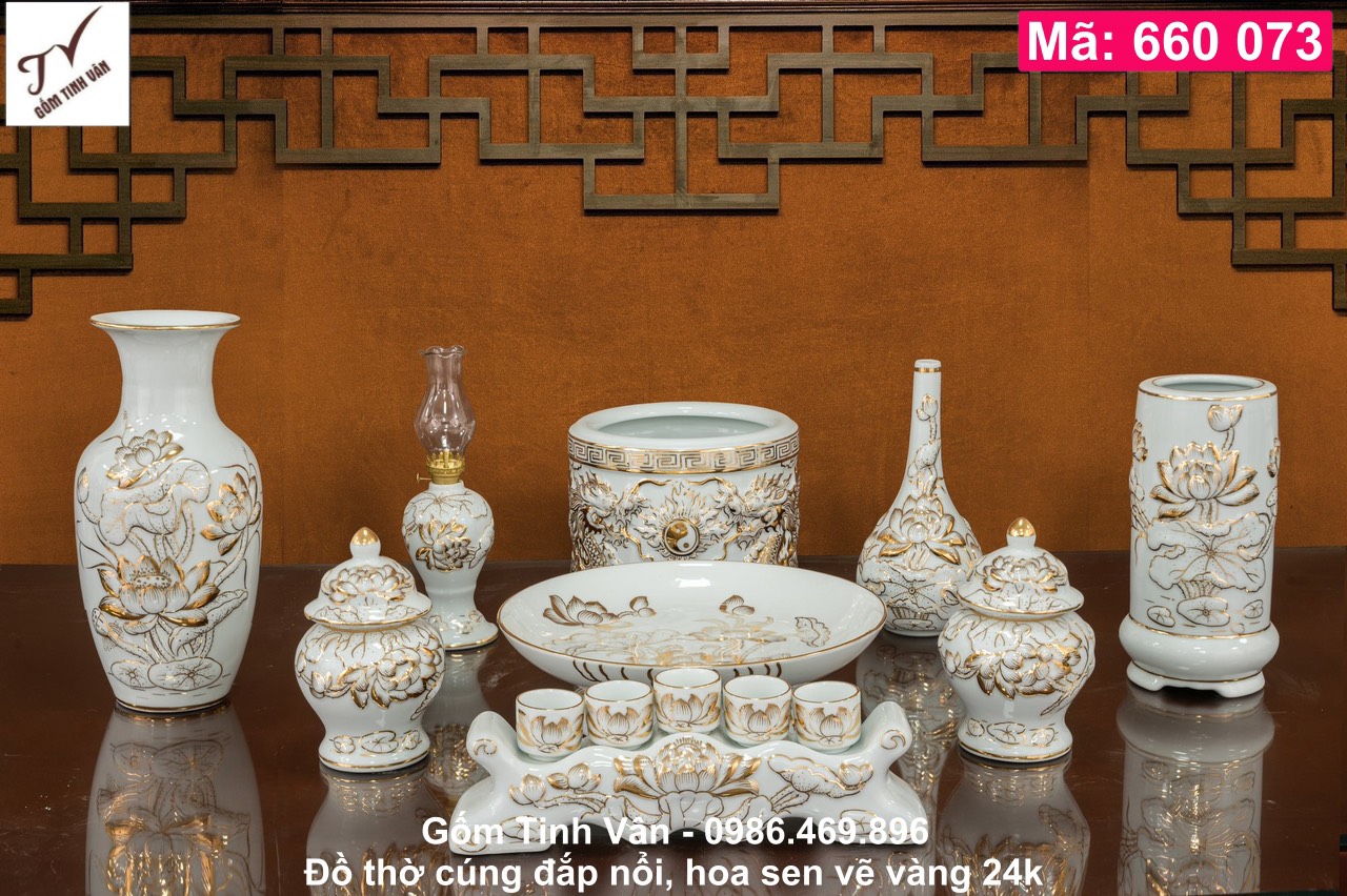 Bộ đồ thờ cúng, mã 660073, ban gia tiên, tài địa, đủ cỡ, men trắng, hoa sen đắp nổi, vẽ vàng 24k, gốm bát tràng, tinh vân