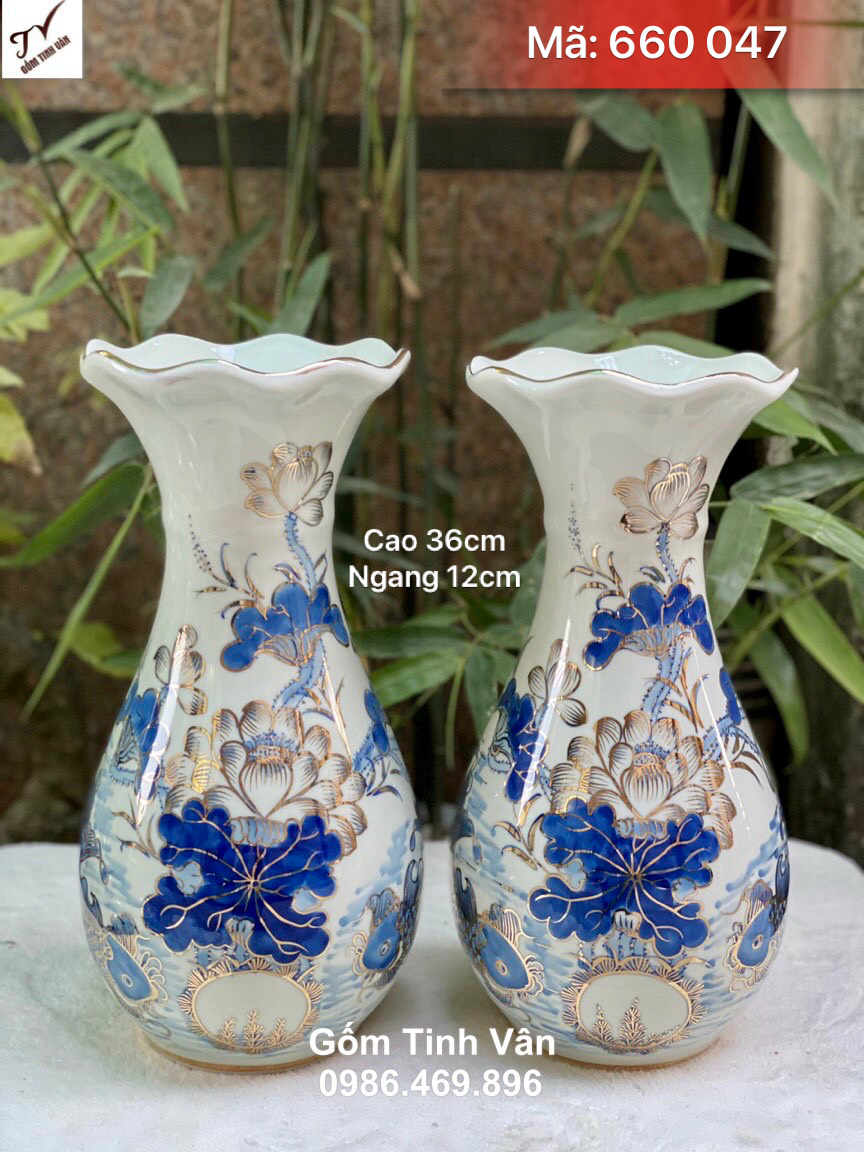 Cặp bình bông miệng lượn vẽ vàng 24k, mã 660047, cao 36 ngang 12 cm, dáng tỳ bà hút lộc, hoa den xanh lam vẽ tay mềm mại, trưng ban thờ đẹp, lọ hoa sen vẽ vàng gốm bát tràng tinh vân