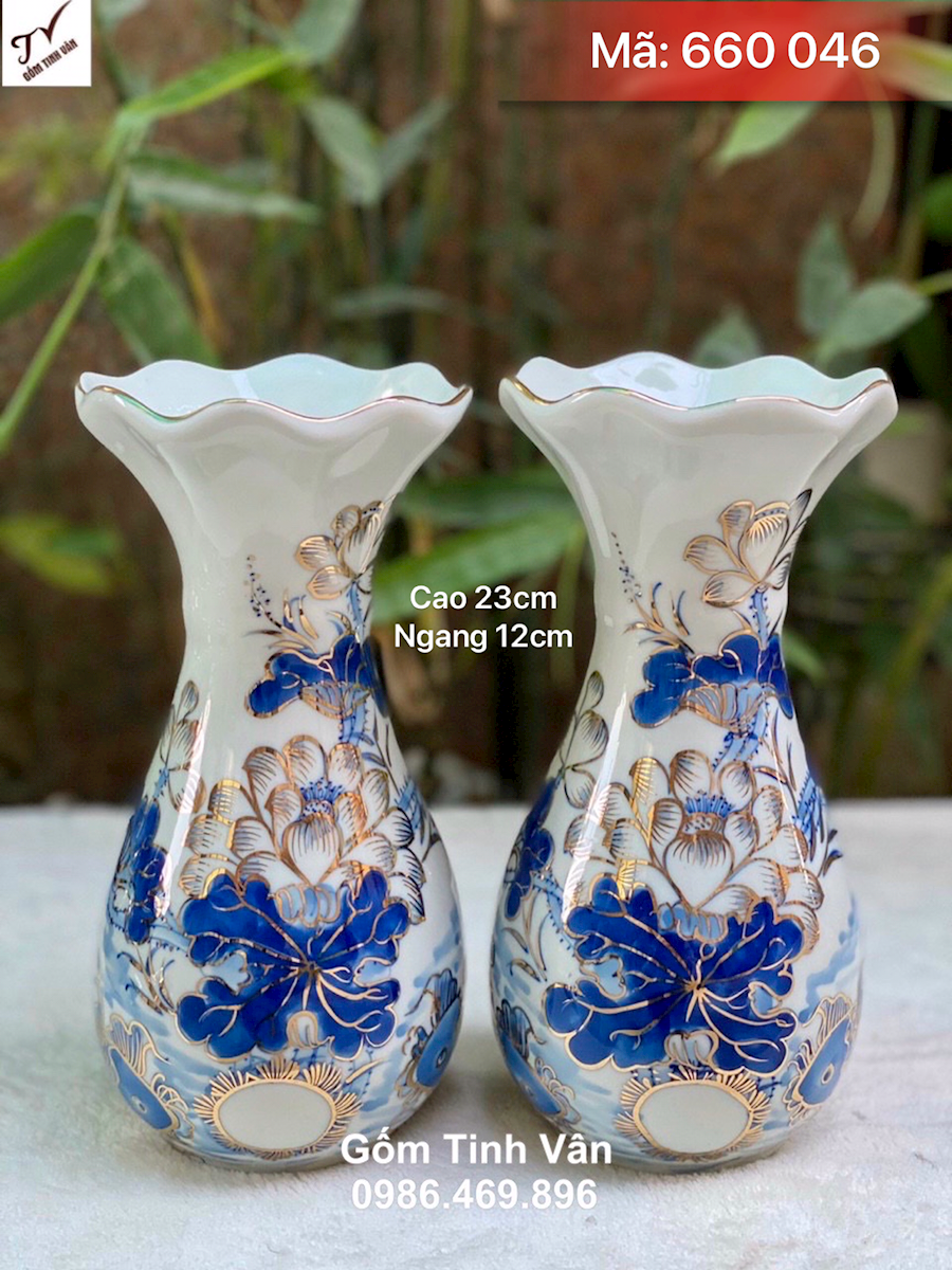 Cặp bình bông miệng lượn vẽ vàng 24k, mã 660046, cao 23 cm, dáng tỳ bà hút lộc, hoa den xanh lam vẽ tay mềm mại, trưng ban thờ đẹp, lọ hoa sen vẽ vàng gốm bát tràng tinh vân