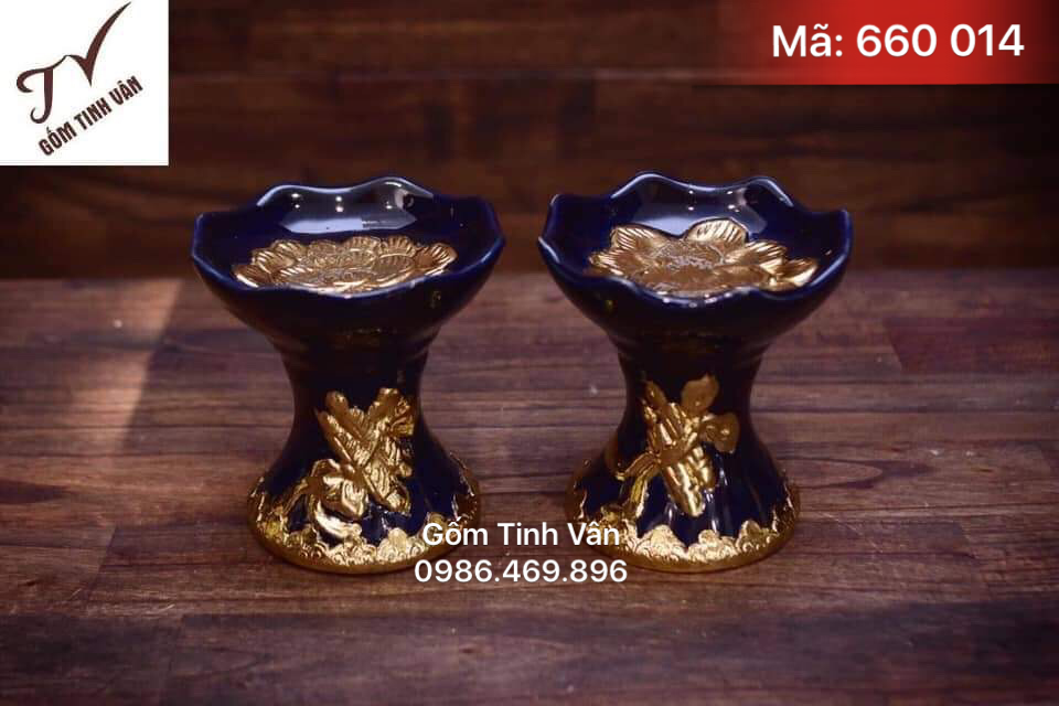 Chân nến đắp nổi cuốn thư, mã 660014, rát vàng, chân đèn cày men xanh dương, mệnh thủy, hoa văn chạm nổi, gốm bát tràng, tinh vân
