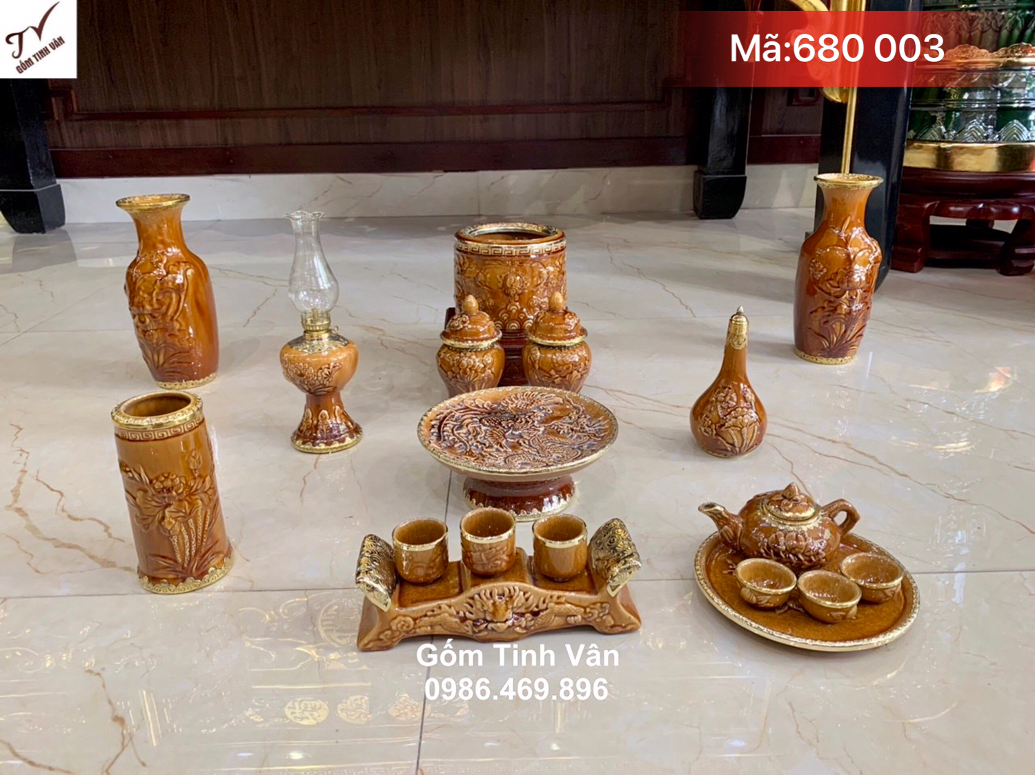 Bộ đồ thờ cúng men vàng hoàng thổ, mã 680003, bát nhang, choé, ống hương, nậm rượu, đèn dầu, kỷ 3 chén, bộ trà mini, bình bông, hoa văn  đắp nổi 3D, viền đồng chạm trổ hoa văn, đồ thờ cúng hoàng thổ bát tràng