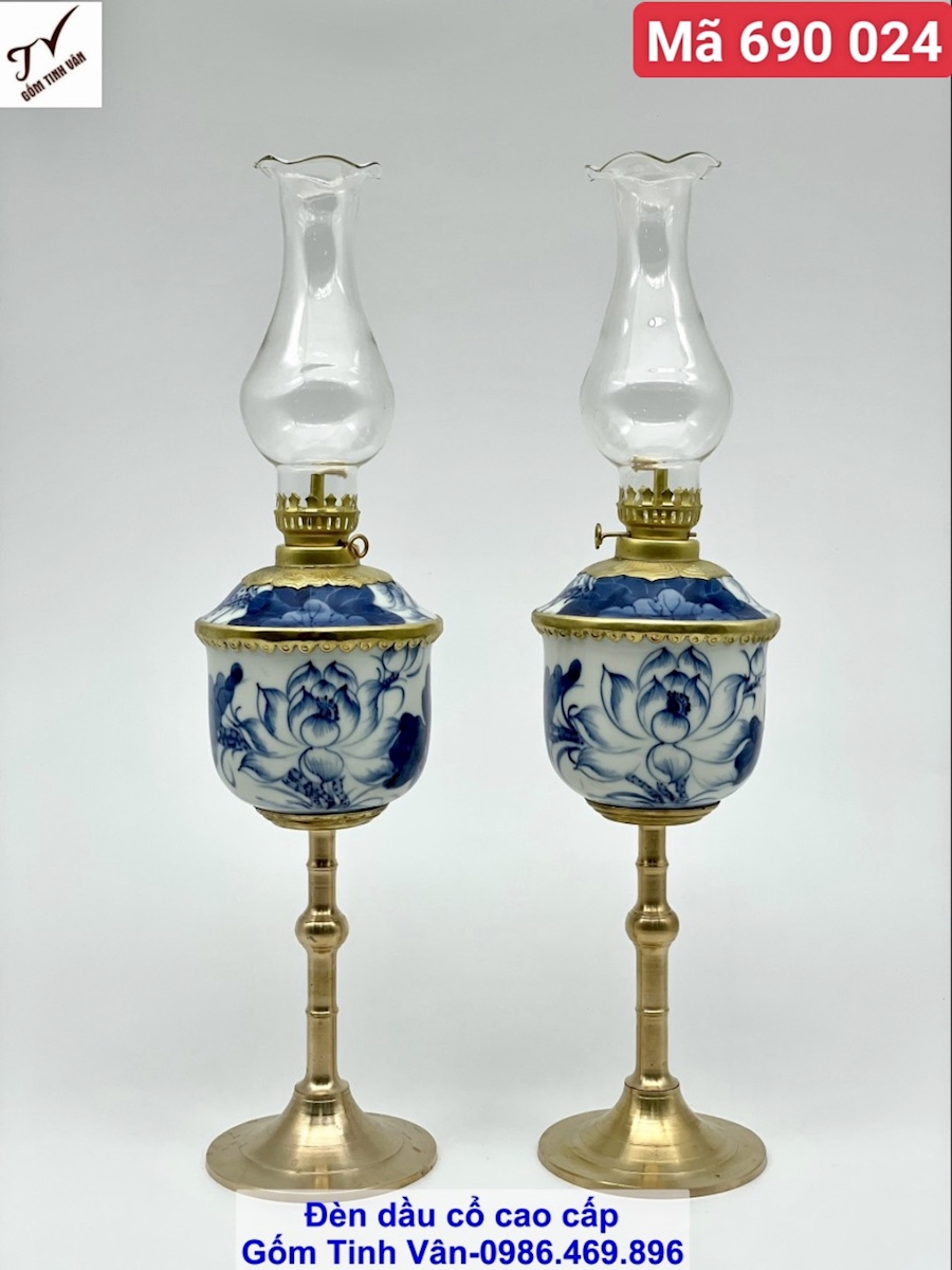 Cặp đèn dầu dáng bầu chân đồng thon cao, mã 690024, men ngọc, hoa sen xanh lam, viền hoa văn đồng vàng sáng bóng, kiểu dáng cổ điển, cao 38 cm, dung tích 300ml,  sang trọng tinh tế, đồ thờ cúng gốm bát tràng tinh vân