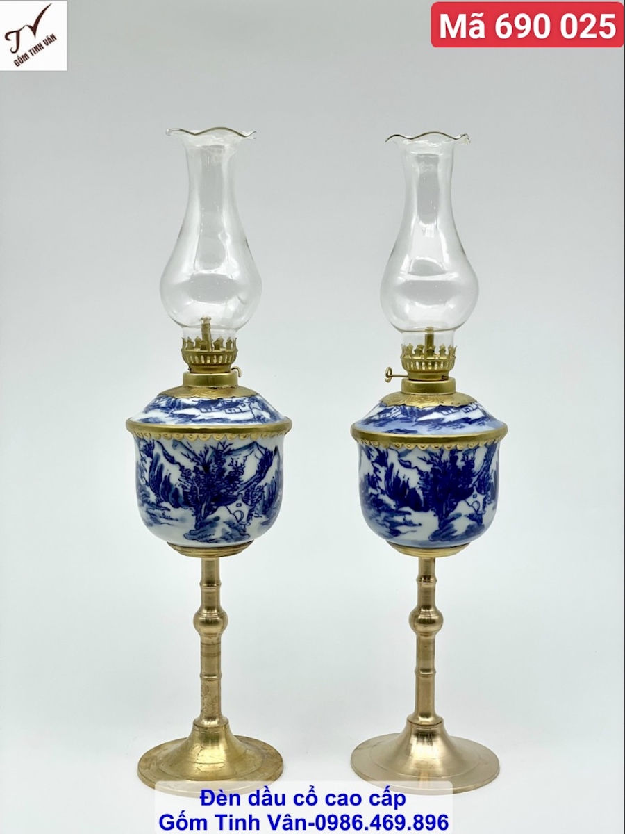 Cặp đèn dầu dáng bầu chân đồng thon cao, mã 690025, men ngọc, vẽ cảnh sơn thủy hữu tình xanh lam, viền hoa văn đồng vàng sáng bóng, kiểu dáng cổ điển, cao 38 cm, dung tích 300ml, sang trọng tinh tế, đồ thờ cúng gốm bát tràng tinh vân