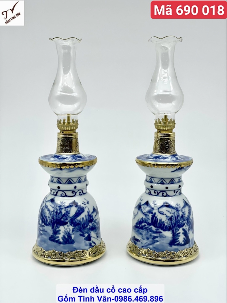 Cặp đèn dầu dáng chân váy, hoa văn vẽ tay, mã 690018, men xanh ngọc vẽ hoa văn xanh lam truyền thống, cảnh sơn thủy hữu tình, dung tích 450 ml, chạm trổ viền đồng sang trọng, dung tích 450ml, cao 30 cm, đèn dầu đồ thờ cúng gốm sứ bát tràng tinh vân