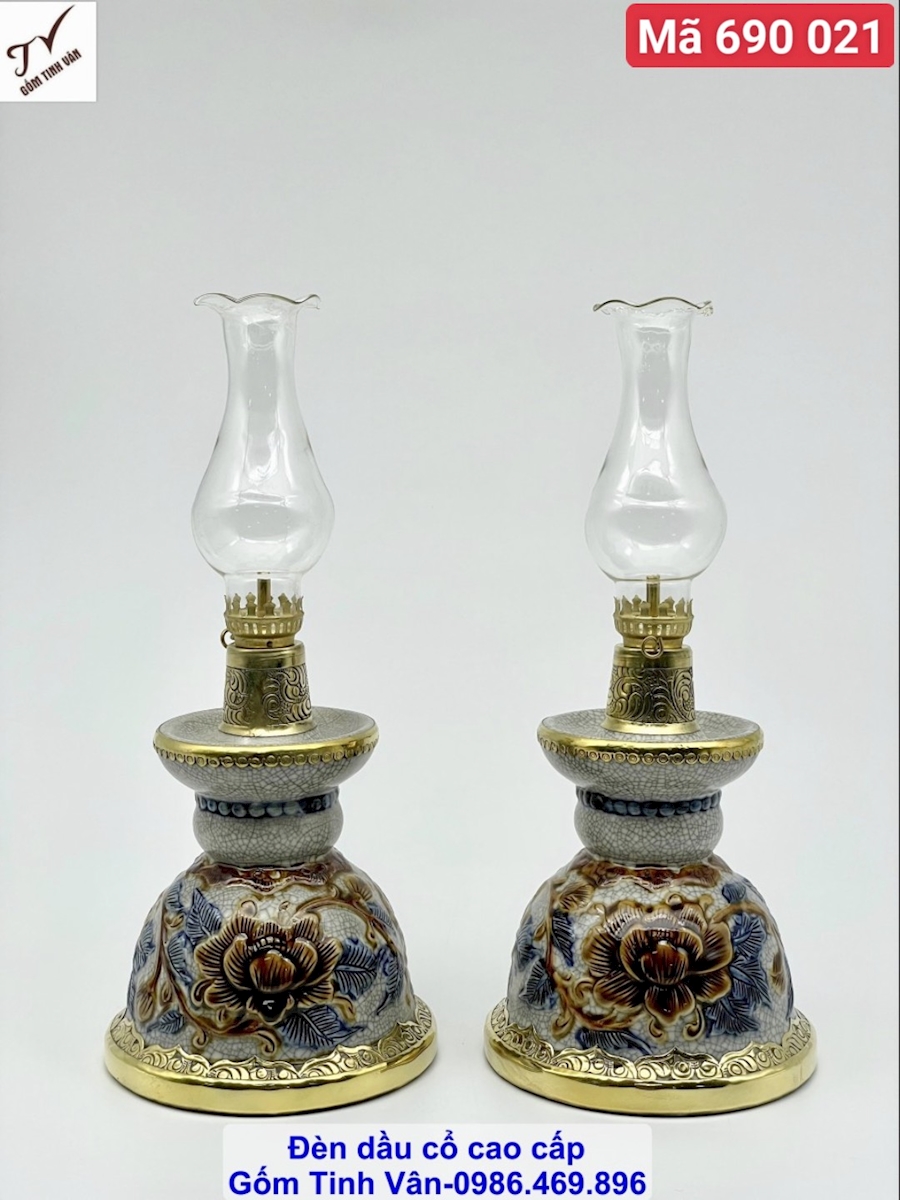 Cặp đèn dầu dáng chân váy, mã 690021, men rạn cổ, hoa sen đắp nổi 3D, viền hoa văn đồng vàng sáng bóng, kiểu dáng cổ điển, cao 30 cm, dung tích 450ml,  sang trọng tinh tế, đồ thờ cúng gốm bát tràng tinh vân