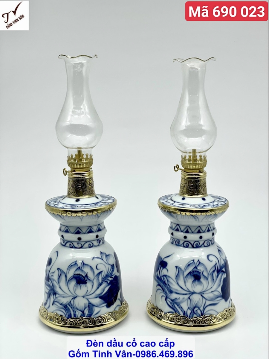 Cặp đèn dầu dáng chân váy, mã 690023, men ngọc, hoa sen xanh lam, viền hoa văn đồng vàng sáng bóng, kiểu dáng cổ điển, cao 30 cm, dung tích 450ml,  sang trọng tinh tế, đồ thờ cúng gốm bát tràng tinh vân