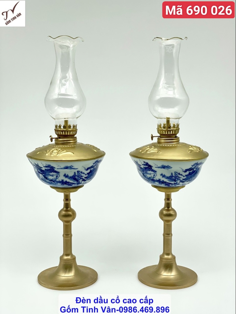 Cặp đèn dầu dáng bát chân đồng thon cao, mã 690026, men ngọc, hoa sen xanh lam, viền hoa văn đồng vàng sáng bóng, kiểu dáng cổ điển, cao 38 cm, dung tích 250ml,  sang trọng tinh tế, đồ thờ cúng gốm bát tràng tinh vân