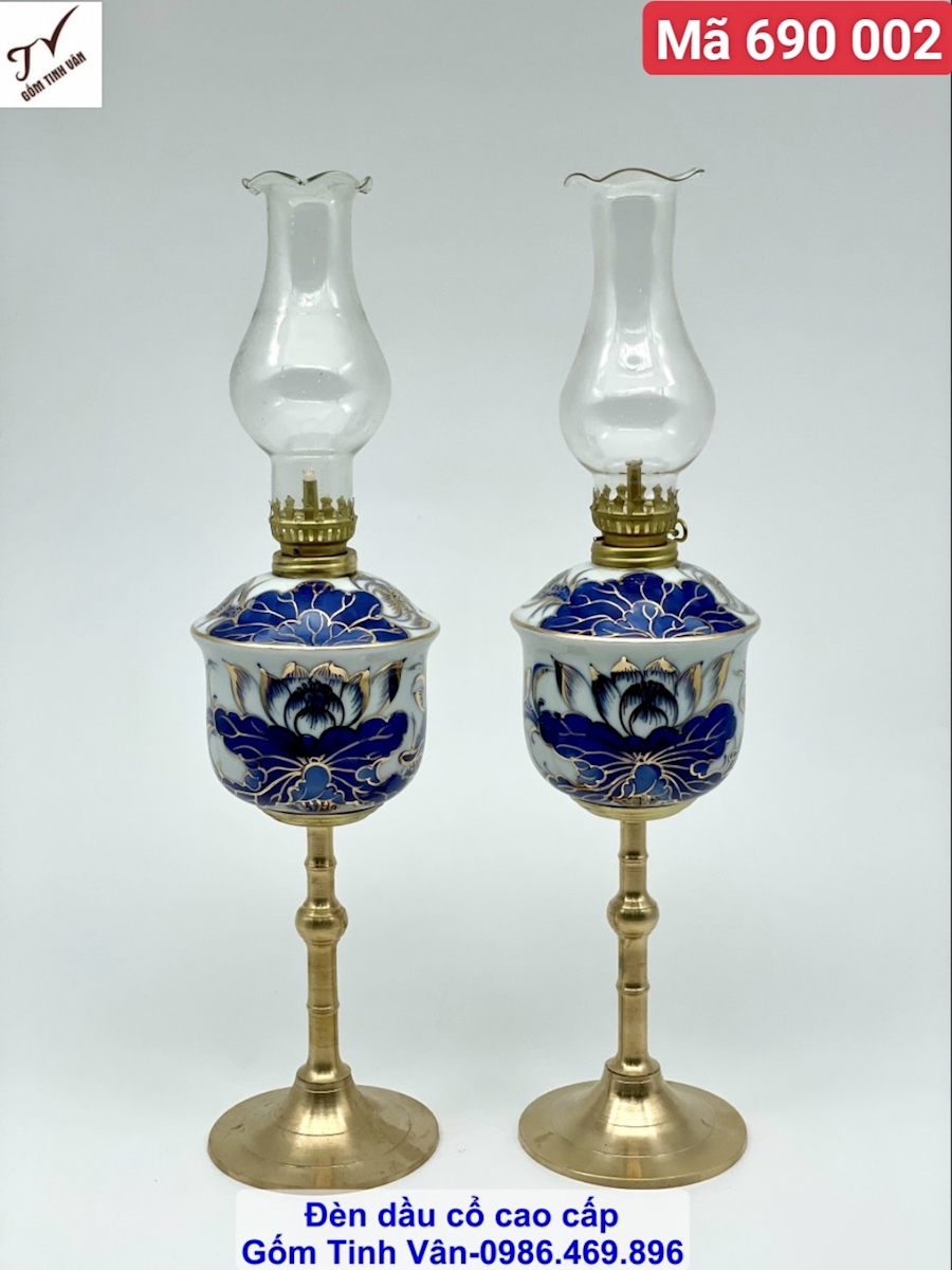 Cặp đèn dầu hoa sen xanh lam truyền thống vẽ vàng 24 k, mã 690002, chân đồng thon cao sang trọng, cao 38 cm, gốm sứ bát tràng tinh vân