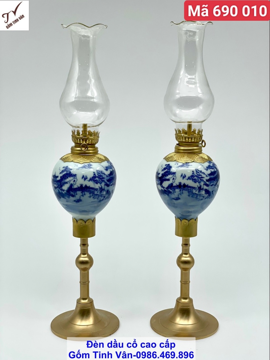 Cặp đèn dầu xanh lam , vẽ tay cảnh sơn thủy hữu tình, mã 690010, chân đồng thon cao 36 cm, viền miệng chạm trổ hoa văn đồng, dung tích 150ml, đèn dầu kiểu cổ, gốm sứ bát tràng tinh vân