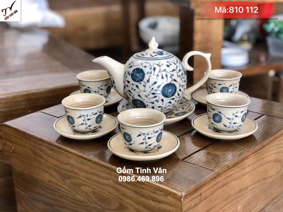 Bộ trà men rạn cổ vẽ hoa cúc đen dáng chóp lửa, mã 810112, ly trà vân gốm vuốt, bộ gồm 1 bình trà, 6 ly, 7 đĩa, giá báo trên 50 bộ, hộp si lót lụa, quà tặng gốm sứ bát tràng