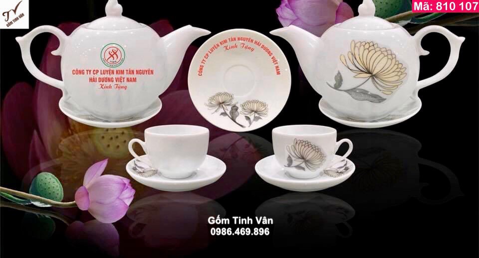 Bộ bình trà men trắng in logo, mã 810107, dung tích 600ml, hoa cúc ánh bạc sang trọng, quà tặng gốm sứ Bát Tràng cao cấp, giá báo trên 100 bộ