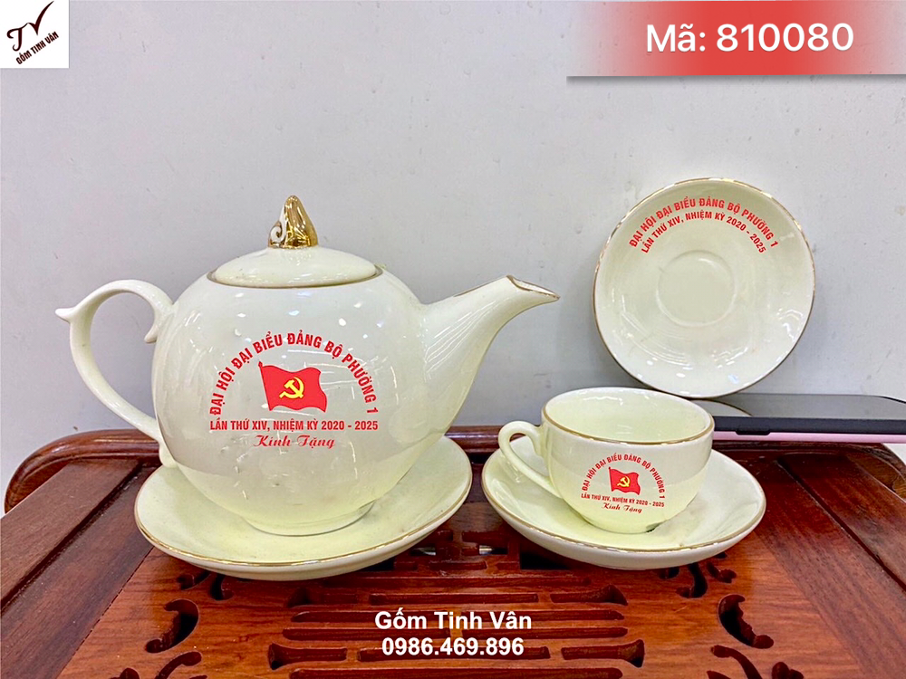 Bộ ấm chén trà dáng chóp lửa in logo, mã 810080, men kem vàng, kẻ chỉ vàng 24k cao cấp, dung tích 500ml, in logo đại hội đảng 2020-2025, giá báo trên 100 bộ, quà tặng gốm bát tràng