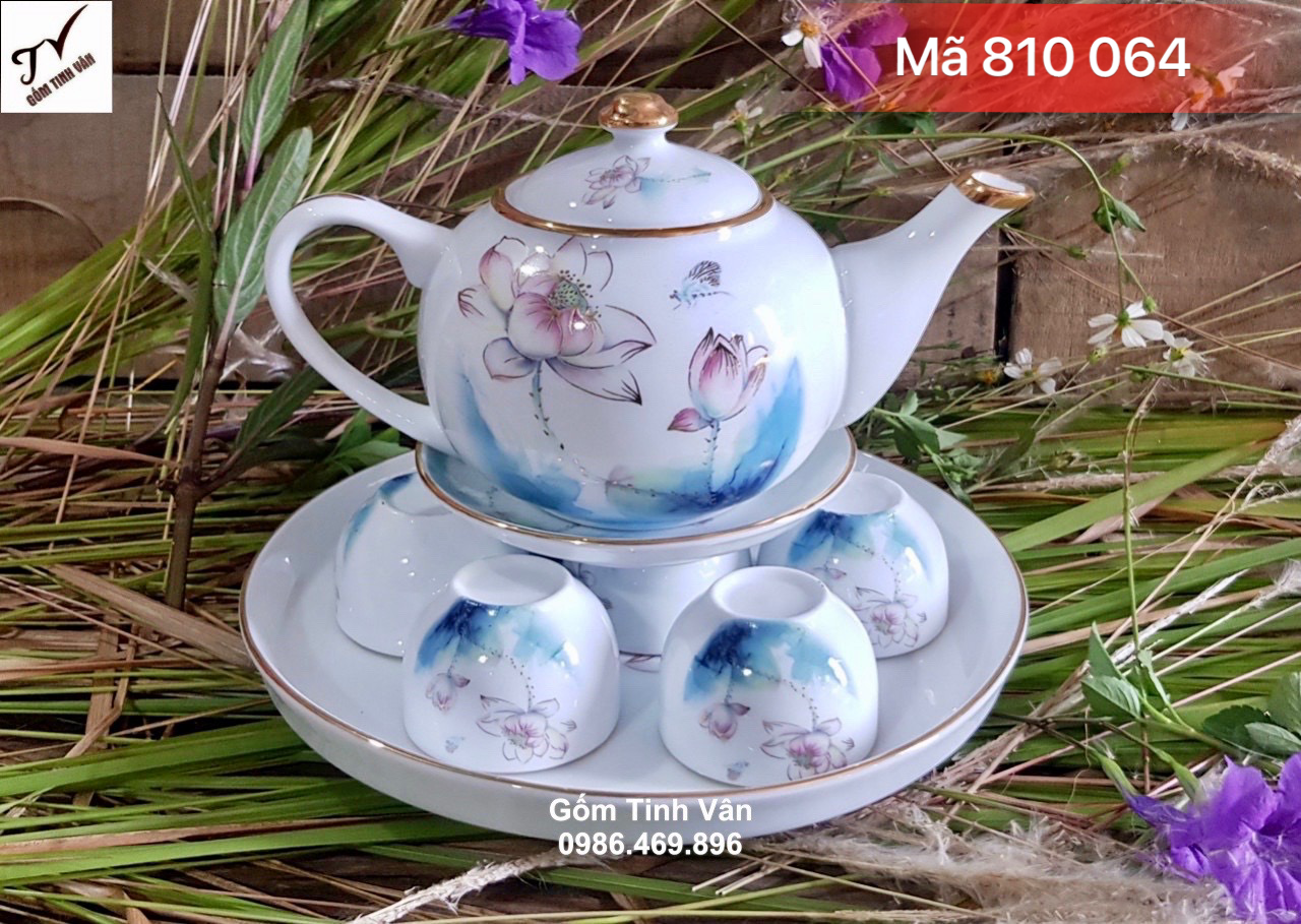 Bộ ấm trà có khay tròn, mã 810064, dung tích 600ml, vẽ hoa sen vàng kim, và kẻ chỉ vàng viền miệng, in logo quà tặng gốm bát tràng, giá báo trên 100 bộ