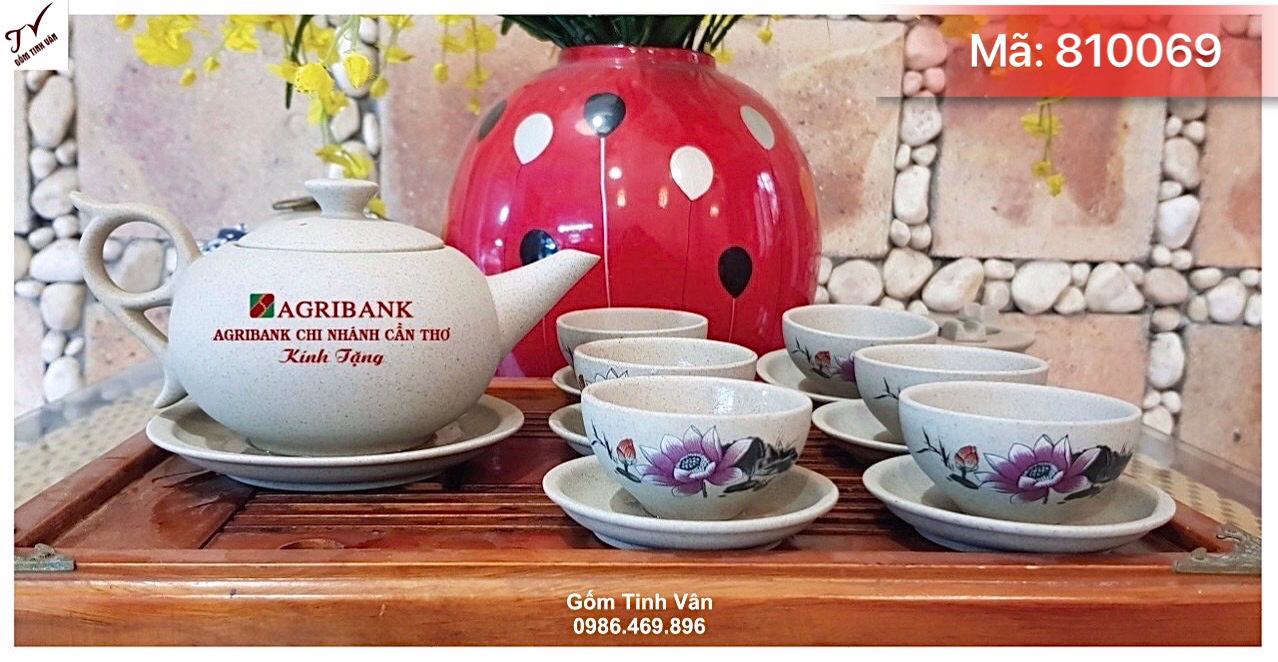Bộ ấm trà gốm tử sa màu ghi xám độc đáo, mã 810069, dung tích 550 ml, 1 bình 6 ly 7 đĩa, vẽ hoa văn và in logo agribank, quà tặng khách hàng sang trọng, giá báo trên 100 bộ, gốm sứ bát tràng