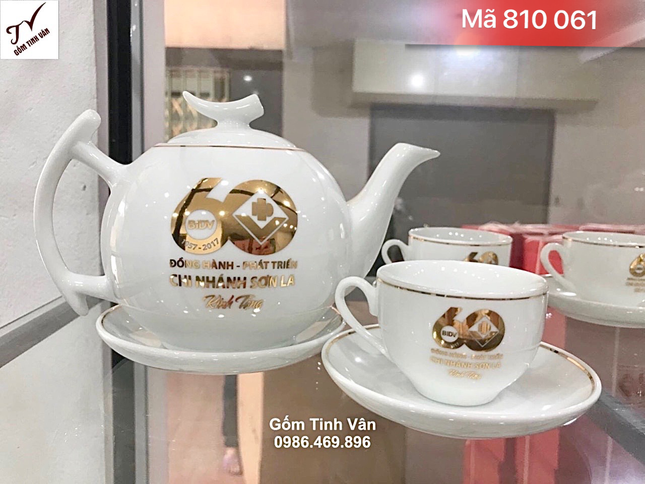 Bộ bình trà dáng bưởi cành, mã 810061, dáng bưởi cành, in logo vàng kim 24k, kẻ chỉ vàng viền miệng bình, ly và đĩa, quà tặng cao cấp, sang trọng, on logo ngân hàng bidv, gốm bát tràng, giá báo trên 100 bộ