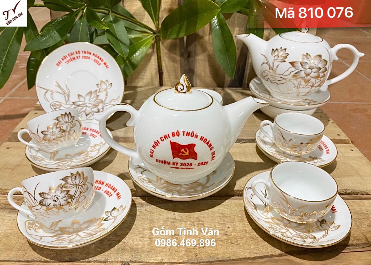 Bộ bình trà dáng chóp lửa, mã 810076, hoa sen vẽ tay vàng kim sang trọng, dung tích 600ml, sứ trắng xương trong, gốm bát tràng cao cấp, hộp lót lụa vàng, giá báo trên 100 bộ
