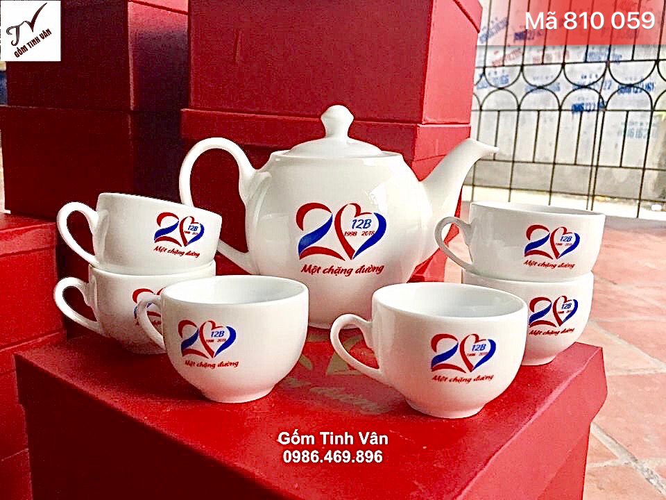 Bộ bình trà dáng minh long 2, mã 810059, dung tích 600ml, men trắng in logo quà tặng hội nghị, sự kiện, đại hội, gốm bát tràng cao cấp, hộp si lót lụa vàng, giá báo 100 bộ trở lên