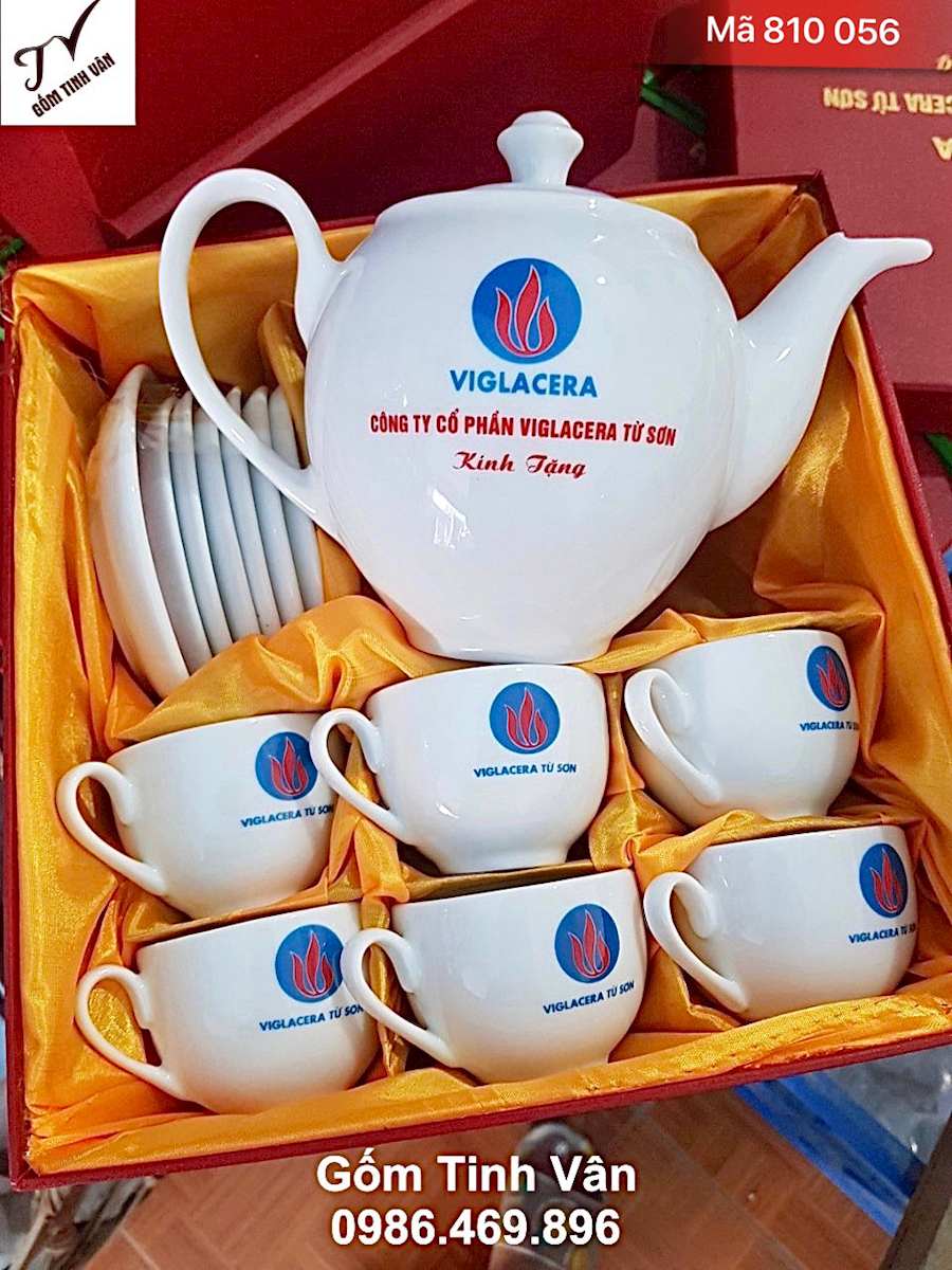 Bộ bình trà dáng minh long, mã 810056, dung tích 600ml, in logo vigrlacera, sứ trắng cao cấp, in logo công ty, quà tặng, hội nghị, hộp si lót lụa vàng cao cấp, giá báo từ 100 bộ trở lên, quà tặng gốm sứ bát tràng tinh vân