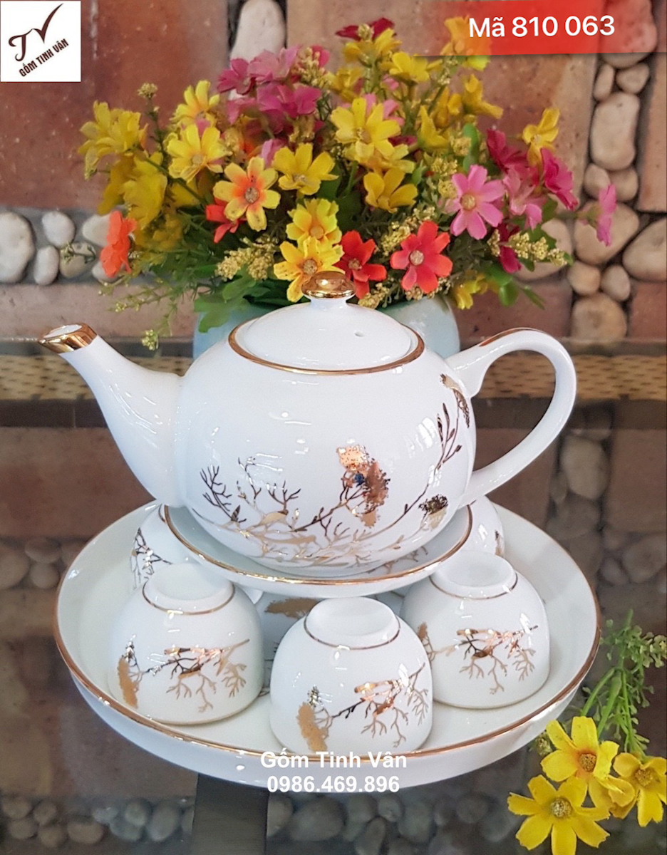 Bộ bình trà hoa văn cây tùng và kẻ chỉ vàng kim, mã 810063, khay tròn, ấm dung tích 600ml, in logo quà tặng quà biếu đại hội, hội nghị, kỷ niệm thành lập, gốm sứ bát tràng, giá báo trên 100 bộ