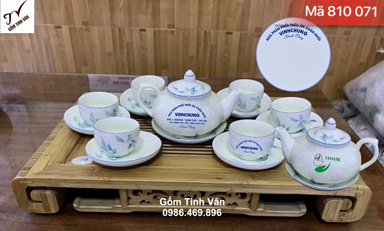 Bộ bình trà men kem vẽ lá trúc xanh, mã 810071, in logo công ty, quà tặng khách hàng, nhân viên, logo nhà phân phối thức ăn chăn nuôi Vinh Chung, quà tặng gốm sứ bát tràng cao cấp, giá báo trên 100 bộ, không tính khay