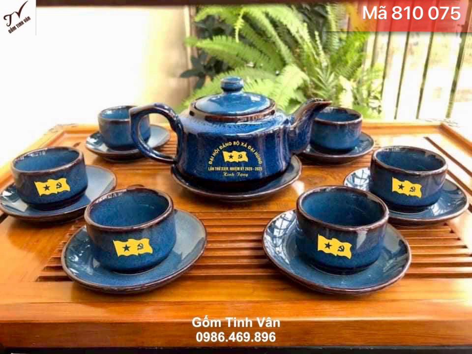 Bộ bình trà men xanh hoả biến, mã 810075, in logo đại hội đảng bộ xã Đại Hùng lần thứ xx nhiệm kỳ 2015-2020 kính tặng, dung tích 600ml, giá báo chưa gồm khay gỗ, cho số lượng trên 100 bộ