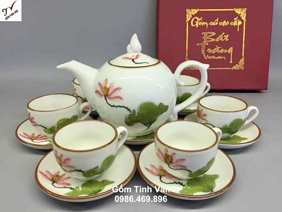 Bộ bình trà men kem in logo, mã 810087, dáng chóp lửa, dung tích 600ml, sứ cao cấp, viền nâu, hoa sen hồng vẽ tay, giá trên 100 bộ, quà tặng gốm bát tràng