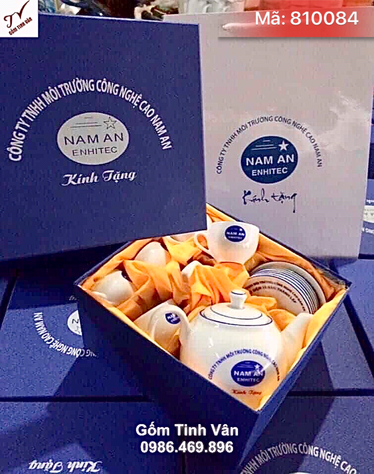 Bộ bình trà men trắng vẽ hoa in logo, mã 810084, dung tích 600ml, kẻ chỉ vàng xanh lam, quà tặng khách hàng công ty an nam, giá báo trên 100 bộ,  hộp lót lụa, túi giấy, quà tặng gốm sứ