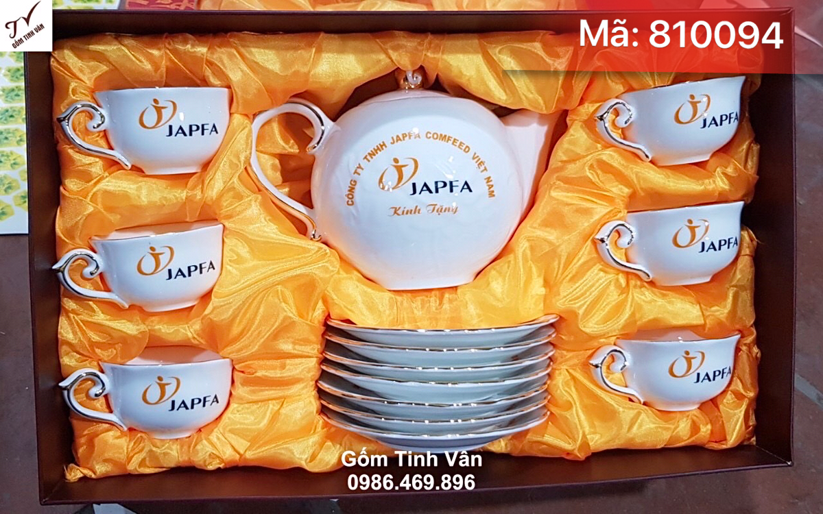 Bộ ấm chén dáng phú quý cát tường, mã 810094, dung tích 700ml, kẻ viền chỉ vàng 24k, in logo công ty Japfa, ly và đĩa miệng lượn mềm mại, giá báo trên 100 bộ, gốm sứ bát tràng cao cấp