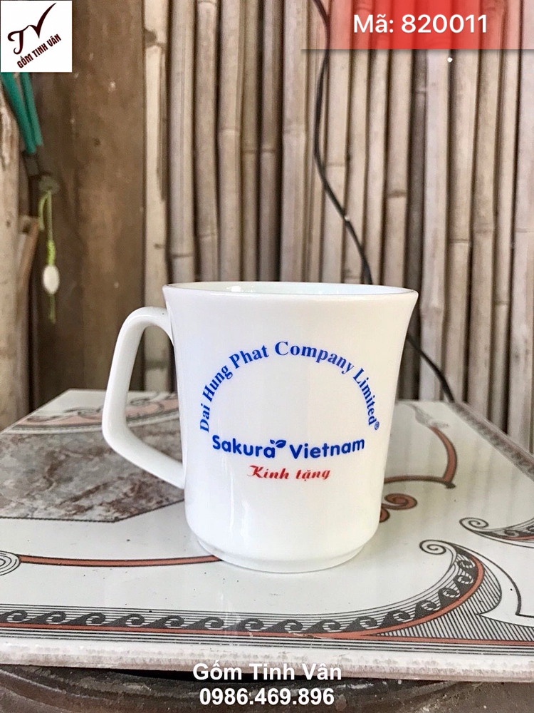 Ly sứ trắng dáng loe quai vuông, mã 820011, dung tích 280ml, cao 10 đk 8 cm, in logo công ty Sakura Việt Nam, giá báo trên 100 chiếc, gốm bát tràng tinh vân