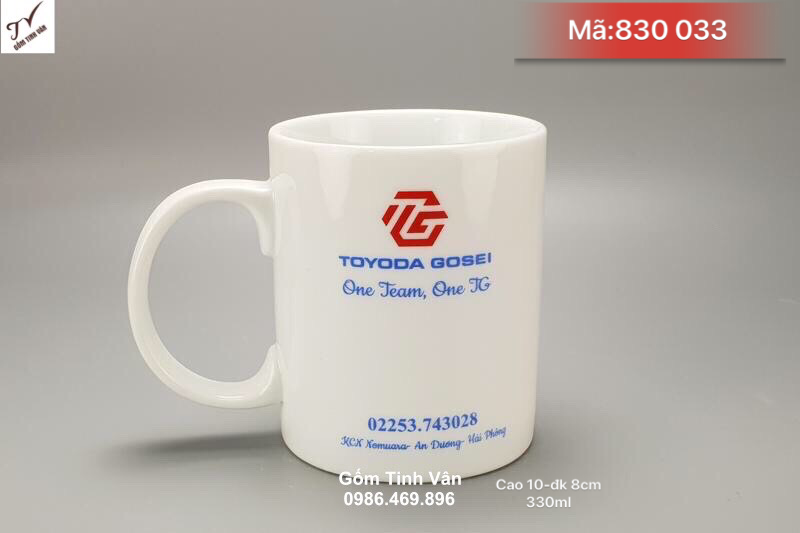 Ly sứ men trắng quai C in logo toyota, mã 830033, in thương hiệu công ty, quà tặng khách hàng, cao 10 đường kính 8 cm, dung tích 330 ml, giá báo trên 100 chiếc, cốc sứ quà tặng gốm sứ bát tràng