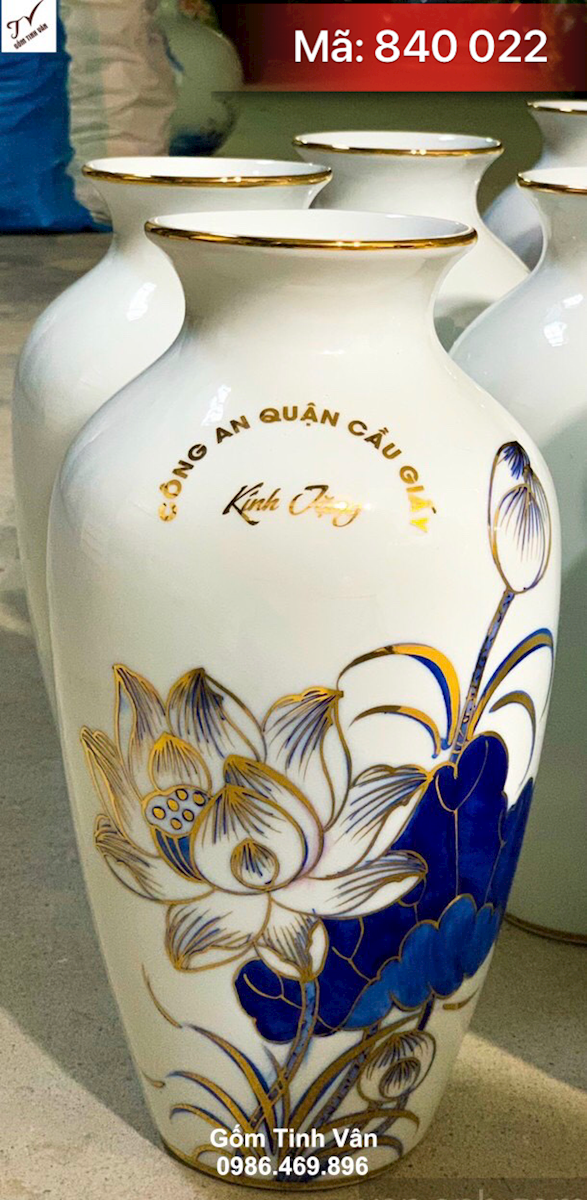 Bình bông hoa sen xanh lam vẽ vàng 24k, mã 840022, cao 30 cm, quà tặng gốm sứ cao cấp in logo, hộp si đỏ lót lụa vàng, giá báo trên 50 chiếc, lọ hoa vẽ vàng in chữ gốm bát tràng tinh vân
