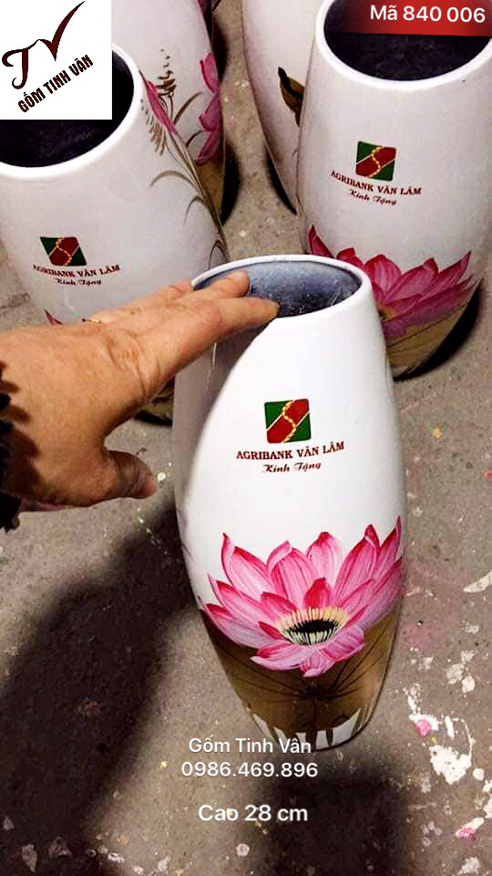 Lọ hoa, bình bông gốm sơn mài, mã 840006, màu trắng vẽ sen hồng, in logo agribank, cao 28 cm, gốm sứ bát tràng, tinh vân