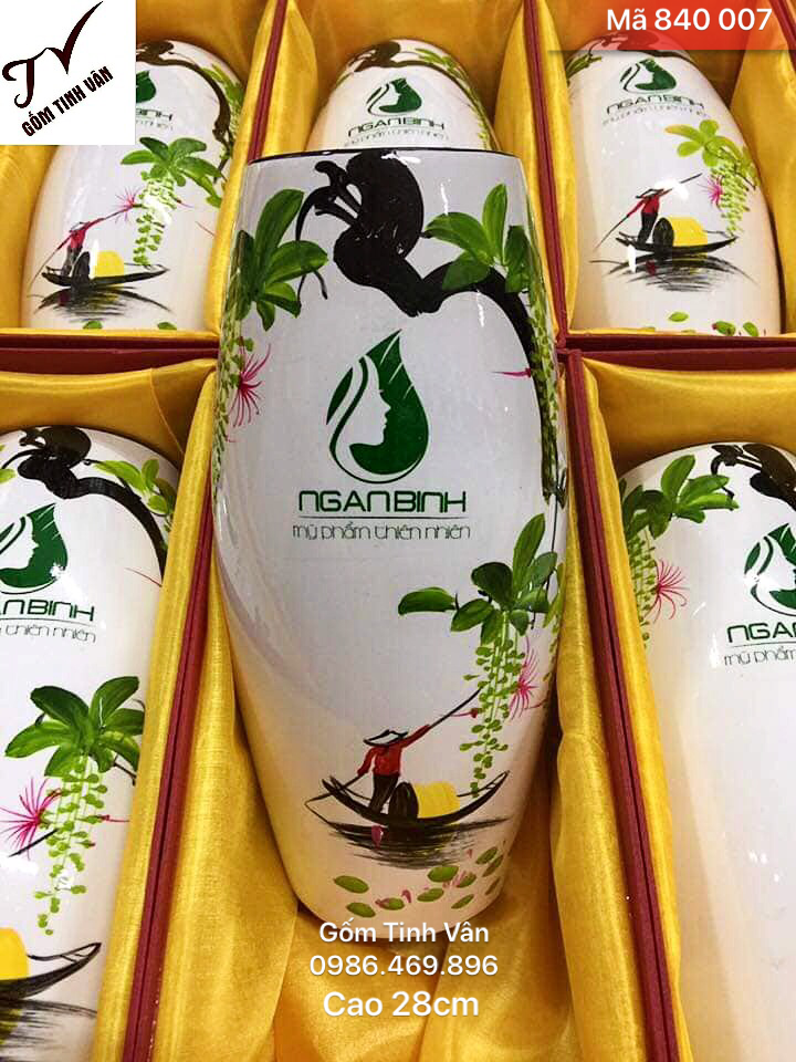 Lọ hoa, bình bông gốm sơn mài, mã 840007, màu trắng vẽ cảnh lái đò, in logo công ty ngân bình, cao 28 cm, gốm sứ bát tràng, tinh vân